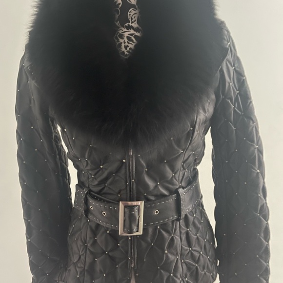 CACHE QUILTED SOFT LEATHER FOX FUR DETACHABLE COLLAR, SILVER DETAILING ON JACKET - Picture 10 of 16